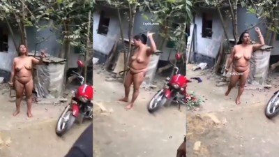 Desi aunty shows nude boobs in outdoor